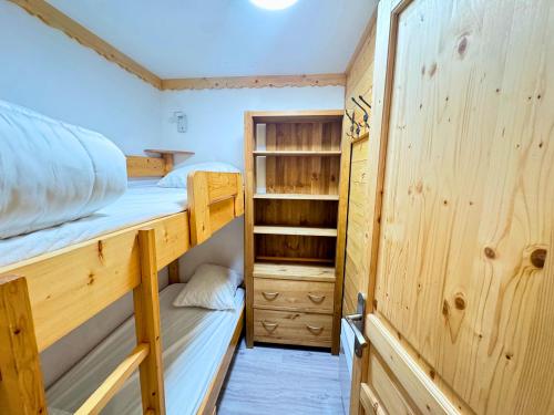 une chambre avec deux lits superposés et un placard dans l'établissement Osciere Ski in - Out, à Val Thorens