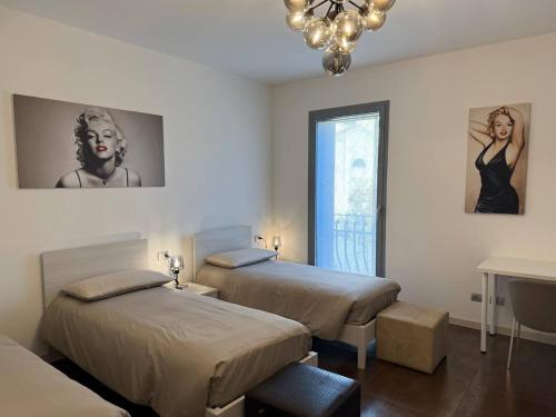 Un dormitorio con dos camas y una lámpara de araña. en Sweet Dreams Residence, en Brugine