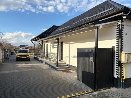 Το κτήριο όπου στεγάζεται  το διαμέρισμα