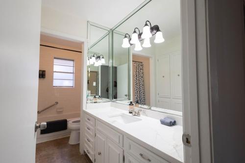 Et badeværelse på The Triple Play Getaway 3BR Game Room Sleeps 10