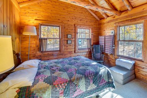 En eller flere senge i et værelse på On-Site Trails, Pond! Rustic Harpers Ferry Cabin