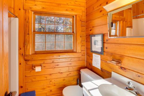 Et badeværelse på On-Site Trails, Pond! Rustic Harpers Ferry Cabin