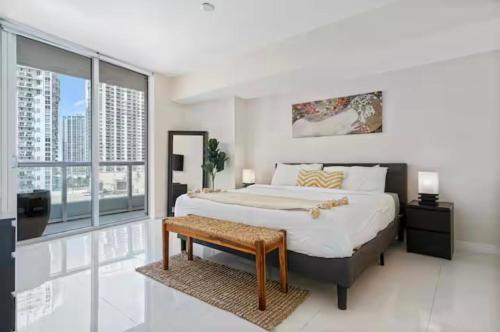 Un dormitorio con una cama grande y una ventana grande en ICON Brickell 36th Floor View by Palermo Home Miami, en Miami