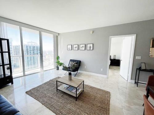 una sala de estar con un sofá y una mesa en ICON Brickell 36th Floor View by Palermo Home Miami, en Miami