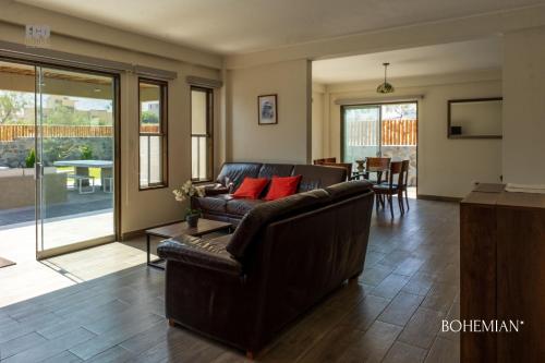 een woonkamer met een bank en een tafel bij Ecohouse Pachacamac in Pachacamac