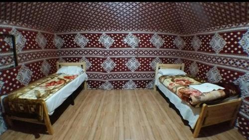 Postel nebo postele na pokoji v ubytování Wadi rum Rozana camp