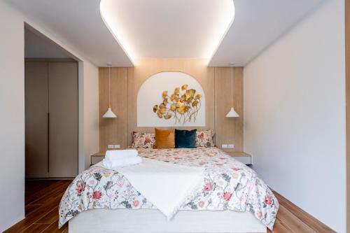 ein Schlafzimmer mit einem großen Bett mit einer Blumenbettdecke in der Unterkunft Fantasea Kamala 1 BR Apartments Near Beach 212 in Kamala Beach