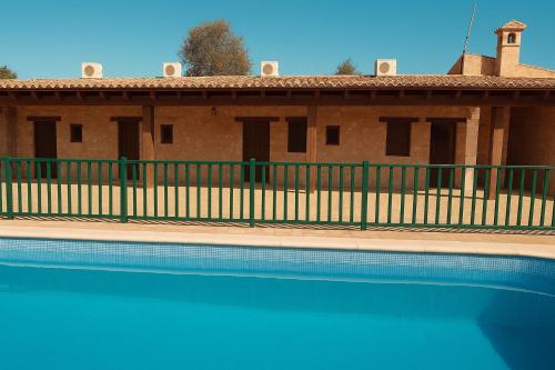 una casa con recinzione e piscina di Apartamentos El Paso a Pedrera