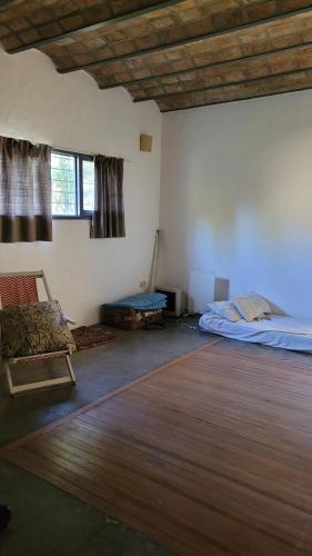 Un dormitorio con una cama y suelo de madera. en Casadearte, en Arana