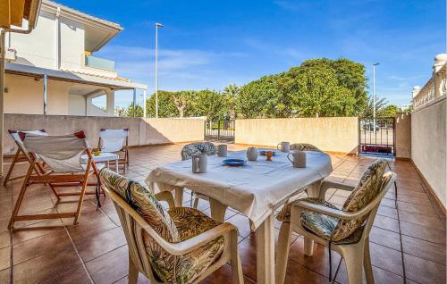 eine Terrasse mit Tisch und Stühlen auf einem Balkon in der Unterkunft Lovely Home In Pilar De La Horadada With Wifi in El Mojón