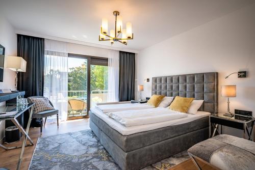 Habitación grande con cama grande y escritorio. en salinenparc Design Budget Hotel, en Erwitte