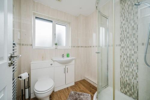 Ένα μπάνιο στο Fowler House 3BR Free WIFI Parking Maidenbouwer