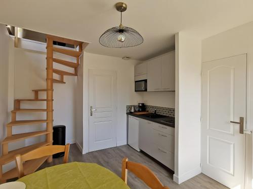 Kuchyň nebo kuchyňský kout v ubytování Gite Des Ajoncs