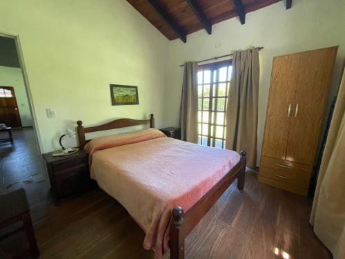 une chambre avec un lit et une grande fenêtre dans l'établissement Arena&Mar, à San Clemente del Tuyú