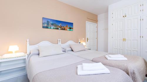 Postel nebo postele na pokoji v ubytování Apto 3 Almoraide Suites