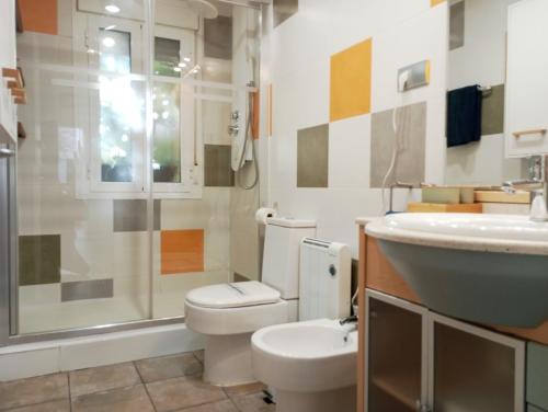 une salle de bain avec toilettes, lavabo et douche dans l'établissement Apartamento limonero ,VUT AL 13044, à Albox