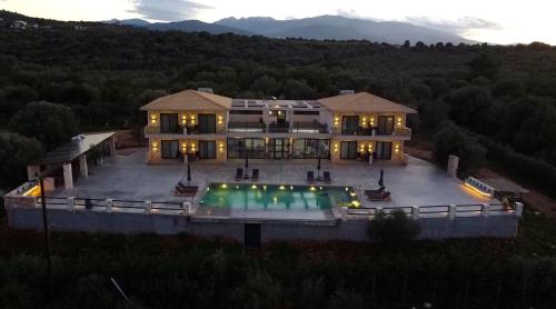 une vue aérienne d'une grande maison avec piscine dans l'établissement Queen Bee Luxury Villa- Sparto, à Spartos