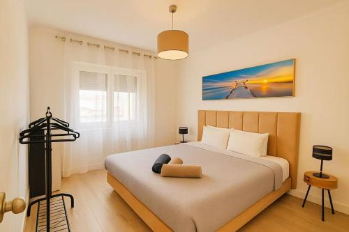 Un dormitorio con una cama grande con una silla. en Cascais Ocean Apartment, en Cascais