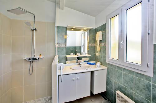 a bathroom with a sink and a mirror at Gîte Charly in Salignac Eyvigues