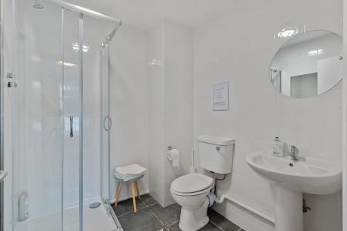 um banheiro com vaso sanitário, pia e chuveiro em 2 Rushbrooke Hotel Apartments Cobh County Cork em Cobh