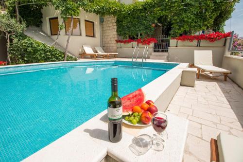 Bazén v ubytování Geräumiges Ferienhaus In Omiš Mit Privatem Pool nebo v jeho okolí