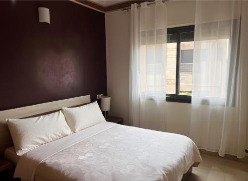 Voodi või voodid majutusasutuse Bright condo w/ pool toas