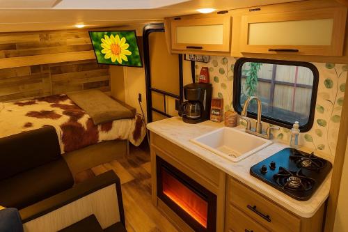 Kuchyň nebo kuchyňský kout v ubytování Cozy RV Oasis Farm Stay with Hot Tub Free WiFi and Coffee 5 Min to Adventist Health and Redbud Park