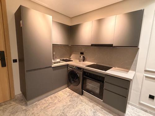 a kitchen with a stove and a washer and dryer at CityZen in Casablanca
