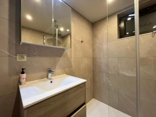 Un baño con lavabo y ducha en Chez Fernand, en Hotton