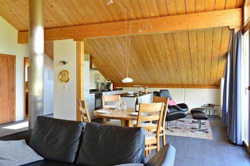 Un comedor y una cocina con mesa y sillas. en Chesa Filomela, en Bever