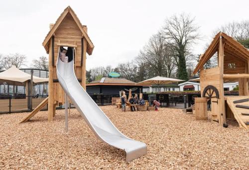 un niño en un tobogán en un parque infantil en 't Haasnestje, en Harderwijk