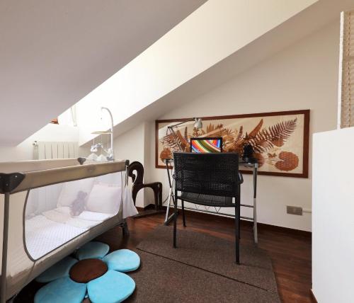 um quarto com um beliche e uma secretária em Bellagio Retreat Lake View em Limonta