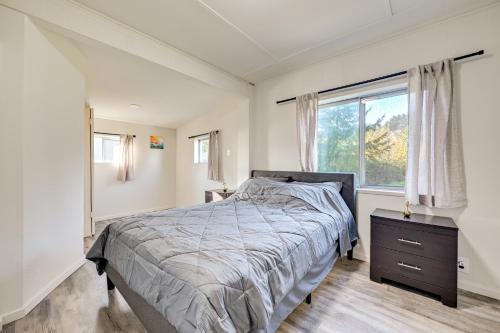 Un dormitorio con una cama y una ventana en 3 Mi to Auburn Station! Commuter-Friendly Home, en Algona