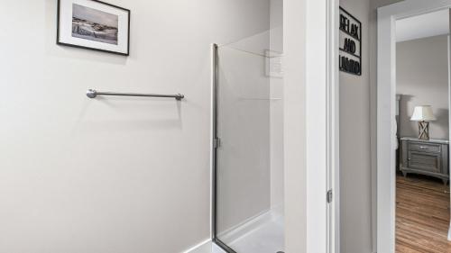 Et badeværelse på Hidden Lake Condominiums 314 - Blue Beach Bungalow