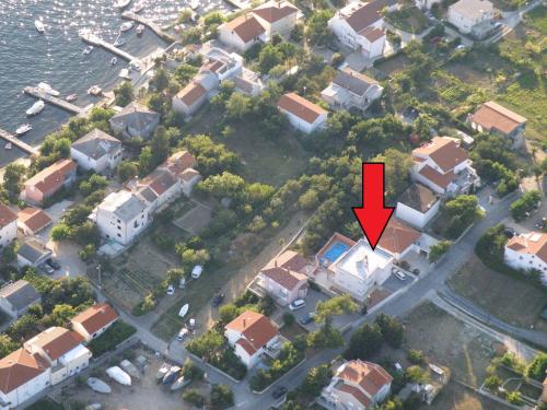 an aerial view of a house with a red arrow at Villa Summer Escape In Barbat Mit Garten Und Aussicht in Barbat na Rabu