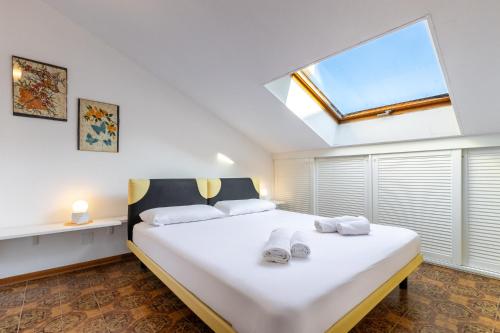 En eller flere senge i et værelse på Hostdomus - Oasi Apartment free garage