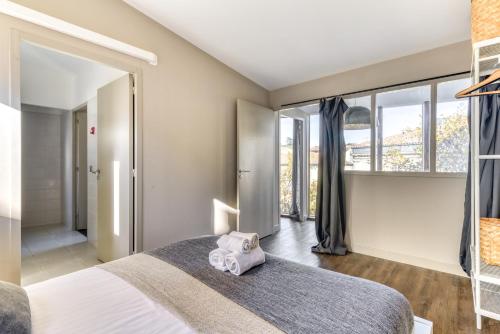 Un pat sau paturi într-o cameră la Duplex du courreau