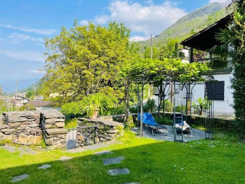 einen Hof mit einem Zaun und einem Haus in der Unterkunft Rustico-Ferienwohnung mit Garten Casa-Ritz in Vairano