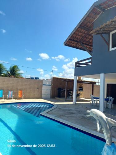 ein Swimmingpool vor einem Haus in der Unterkunft Casa de Praia Lucena in Lucena