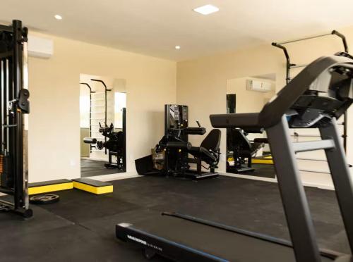 Fitnesscentret og/eller fitnessfaciliteterne på Sunshine Chalet - Cozy Stay in Santo Amaro - Dunas Village Residence