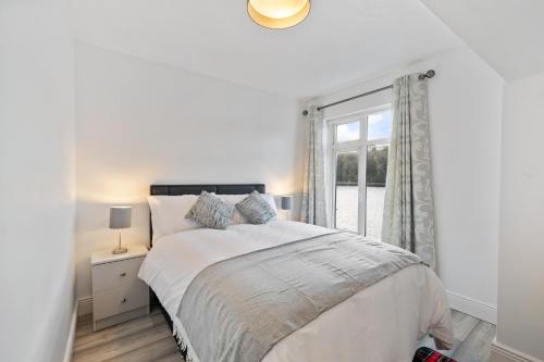 Giường trong phòng chung tại 9 Rushbrooke Hotel Apartments Cobh County Cork