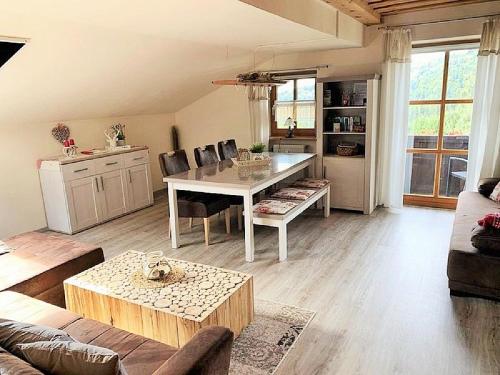 un salon avec une table et une cuisine dans l'établissement Appartement In Raßreuth Mit Gemeinsamem Pool, à Hauzenberg