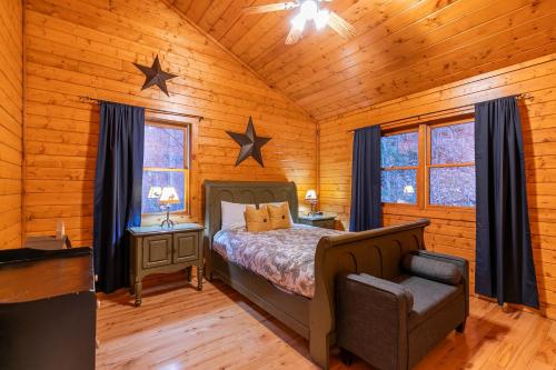 Postel nebo postele na pokoji v ubytování 2 Cubs Cabin