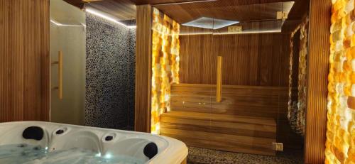 穆希纳ZŁOCKIE HILL spa的带浴缸和步入式淋浴间的浴室