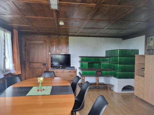 ein Raum mit einem Tisch und einem grünen Klavier in der Unterkunft Bio-Hof Brudersrüti - b48563 in Schwarzenberg