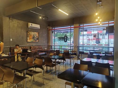 Un comedor con mesas y sillas en un restaurante. en Smart Malls Mundurucus 1427 batista campos, en Belém