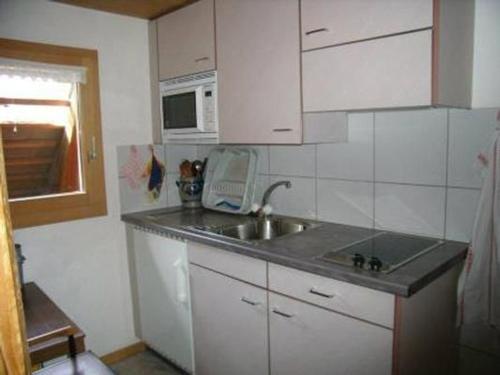 Una pequeña cocina con fregadero y microondas. en Farbhaus Bleiche, en Rohrbach