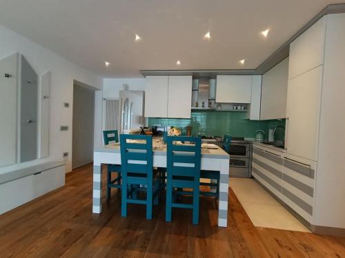 Η κουζίνα ή μικρή κουζίνα στο Casa Evelina con Parcheggio esterno e Garage gratis, appartamento con idromassaggio per due