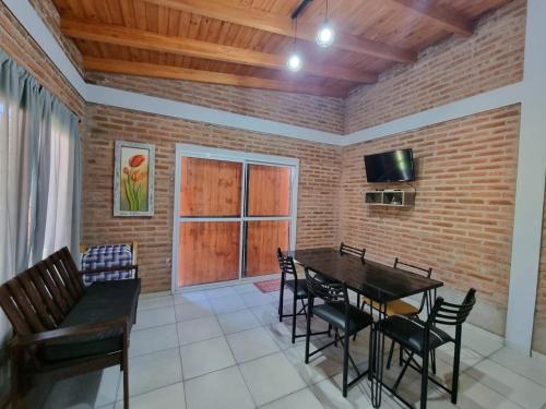 Μια τηλεόραση ή/και κέντρο ψυχαγωγίας στο Cabañas Nuevos Elefantes