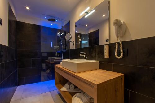 un baño con lavabo y espejo en Hotel Gran Pre, en San Vigilio Di Marebbe